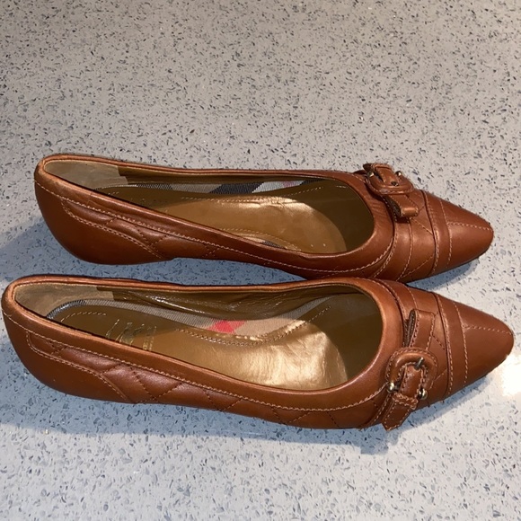 Burberry Flats luxury shows gently used pictures including of shoes and bottom. - Picture 2 of 5
